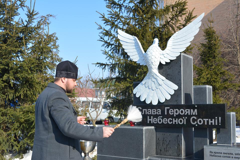 На Полтавщине появился белый памятник (фото)