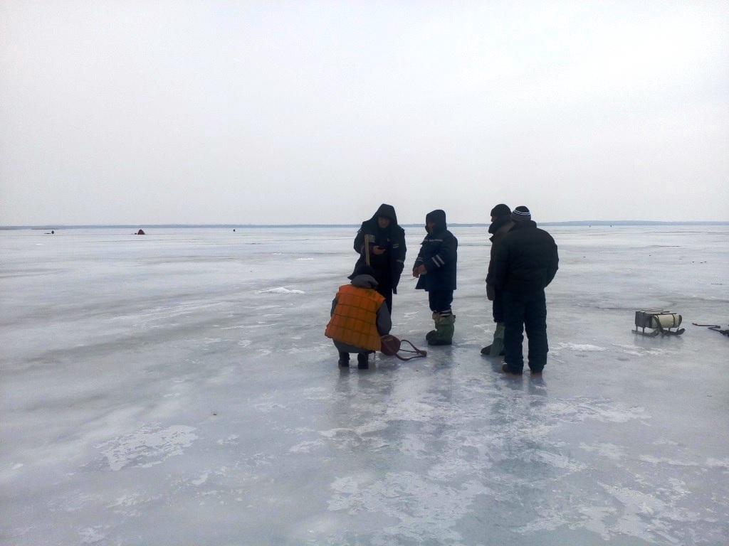 Пятеро рыбаков провалились под лед, один погиб 