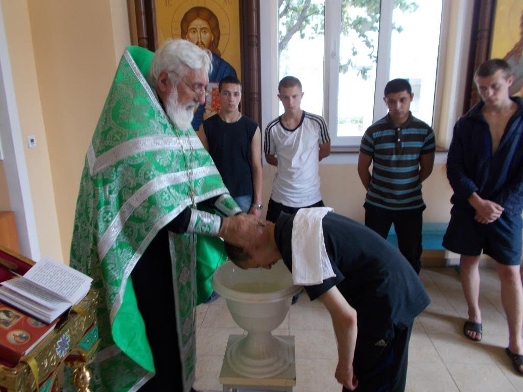 В Кременчуге крестили подростка, осужденного на 11 лет (фото) 