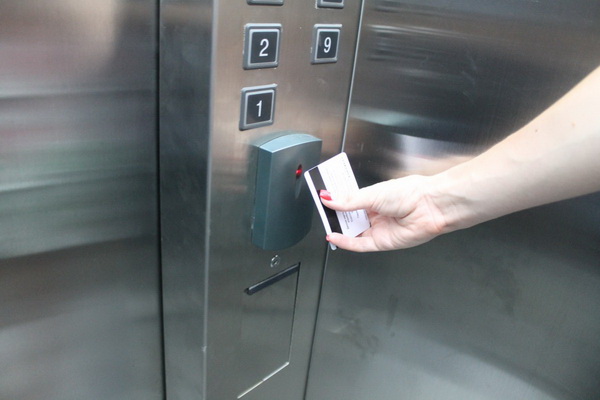 Кременчужане будут ездить на лифте по карточкам