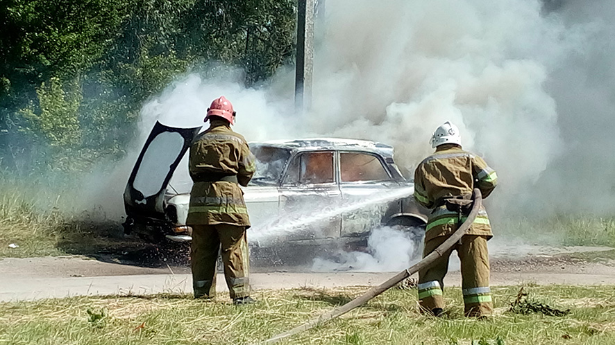 В Хорольском районе загорелся автомобиль (фото)