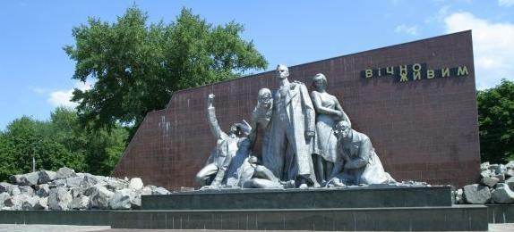 В Кременчуге реконструируют мемориал (фото)