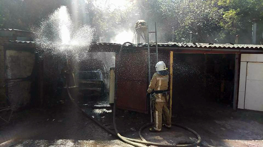 В Гадяче от огня пострадал хозяин гаража (фото)