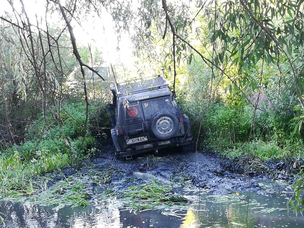 На Полтавщине автомобили застряли в речке (фото)