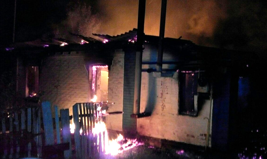 Под Лубнами ночью сгорел дом (фото)