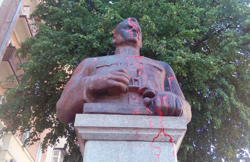 В Полтаве вандалы осквернили памятник генералу Второй мировой (фото)