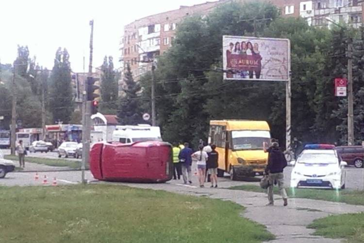 В Полтаве столкнулись микроавтобусы, один перевернулся (фото)