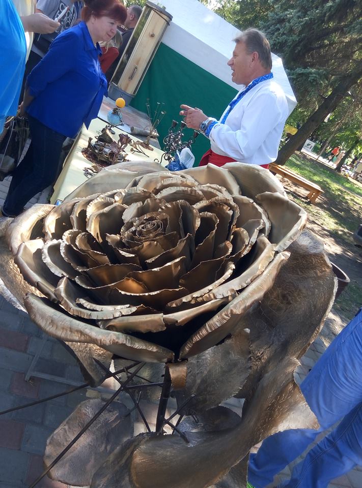 На Полтавщине выковали гигантскую розу с 55-ю лепестками (фото)