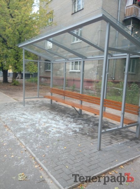 Вандалы разбили новую остановку в Кременчуге (фото)