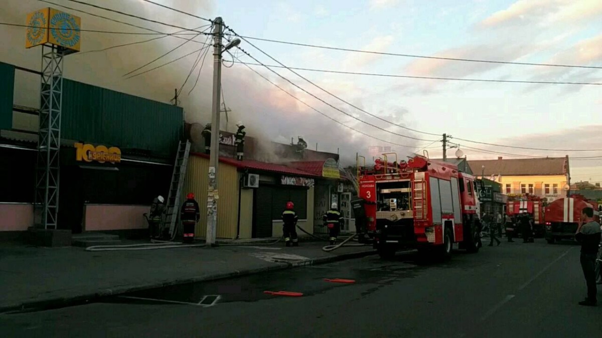 В Полтаве горит рынок: пострадал пожарный (видео)