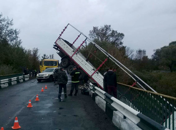 На Полтавщине грузовик слетел с моста в реку (фото)