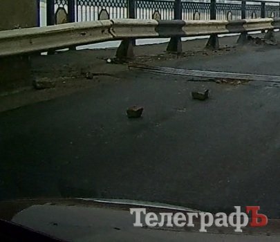 Водителей предупреждают об опасности на Крюковском мосту (фото)