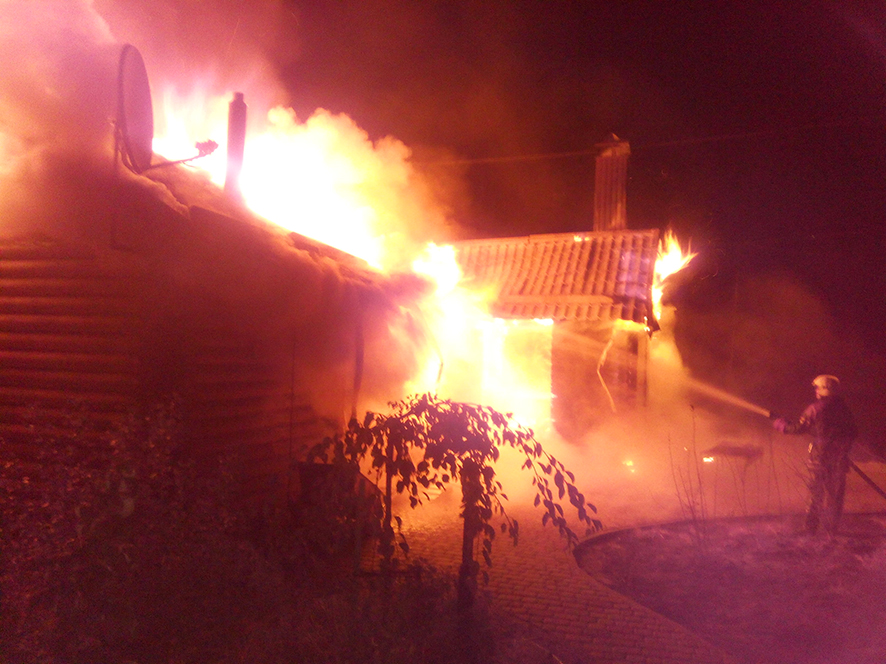 В Полтаве ночью горела частная баня (фото)