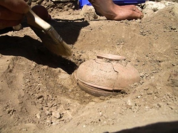 Где на Полтавщине обнаружили древний скелет с кубком в изголовье