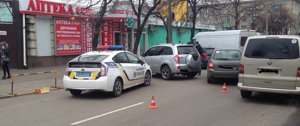 На выезде с парковки в Кременчуге столкнулись автомобили