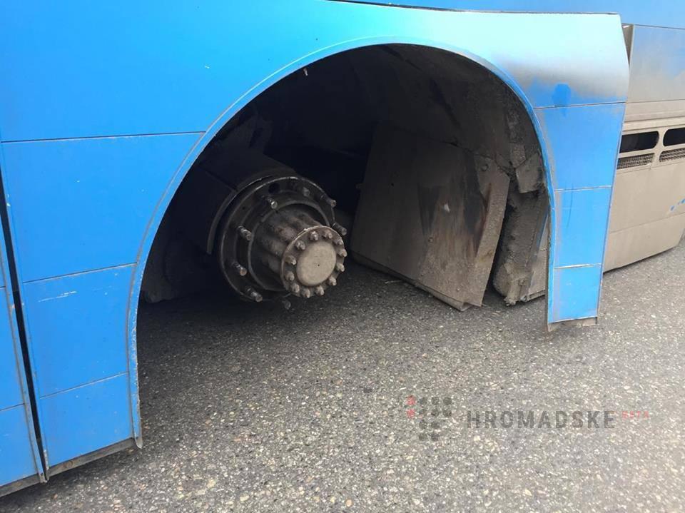 В Полтаве у пассажирского автобуса на ходу отпало колесо (фото)
