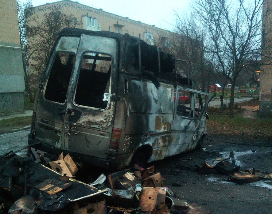 На Полтавщине сгорел микроавтобус (фото)