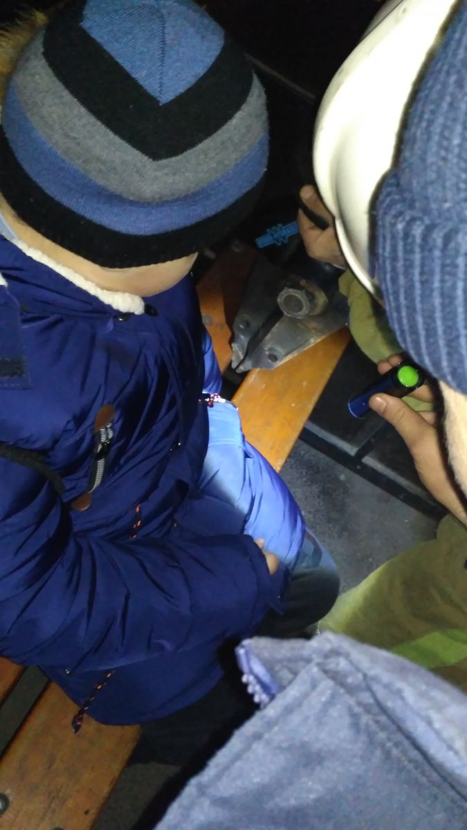 В Полтаве ребенок попал в ловушку на остановке (фото)
