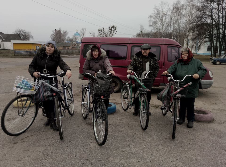 Соцработники села на Полтавщине пересели на велосипеды (фото)