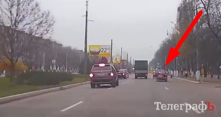 Автомобиль с "евробляхой" чуть не сбил людей на пешеходном переходе (видео)