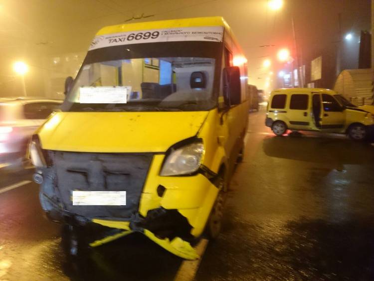 В Полтаве маршрутка столкнулась с Renault: есть пострадавшие (фото)