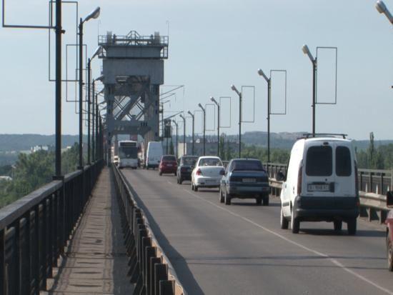 На мосту в Кременчуге временно ограничивают движение