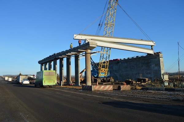 На полтавской трассе строят двухуровневую развязку (фото)
