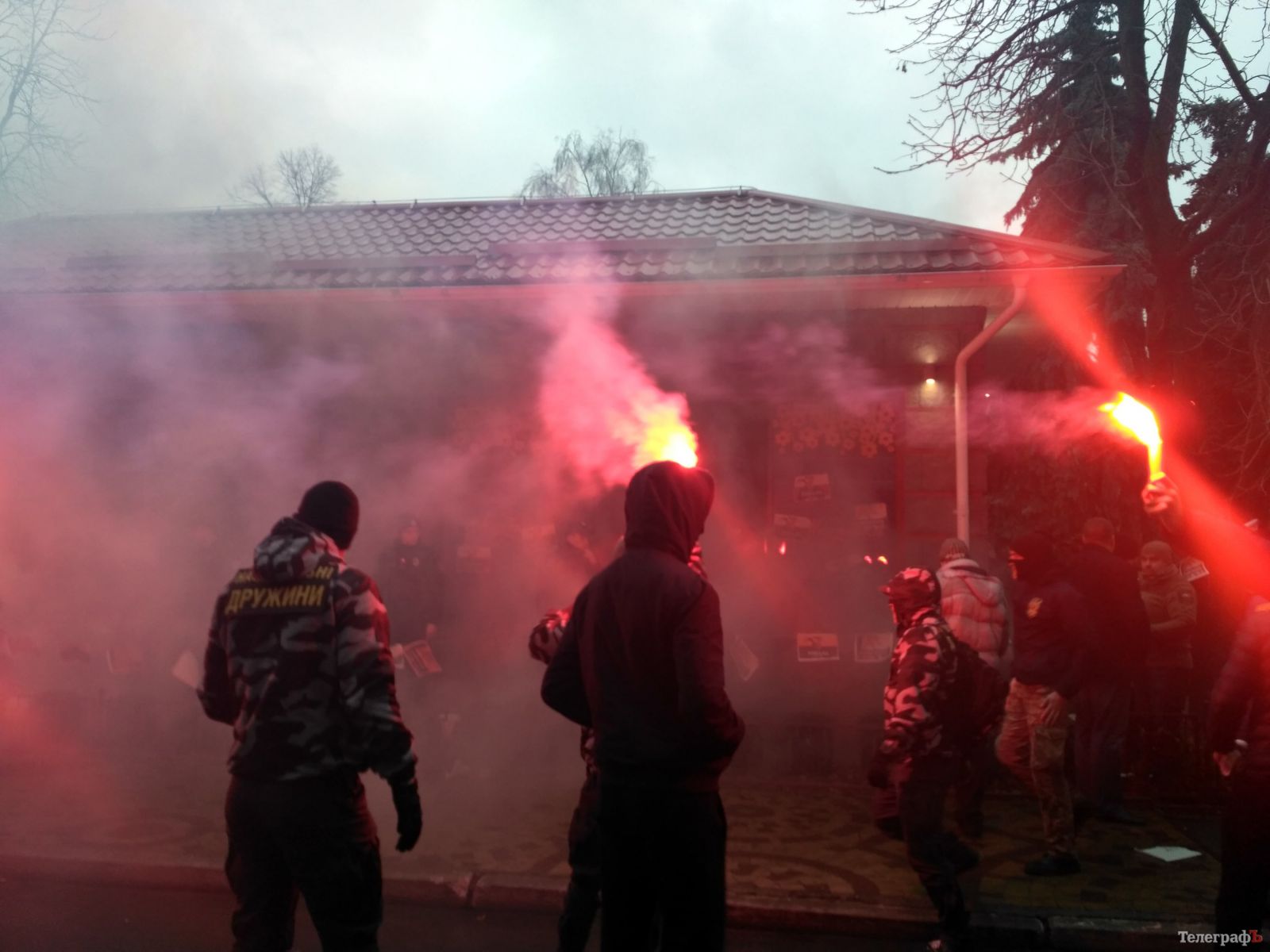 В Кременчуге - столкновение между активистами и полицией (фото)