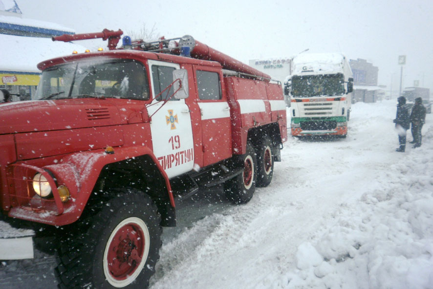На Полтавщине грузовики продолжают застревать в снегу (фото)