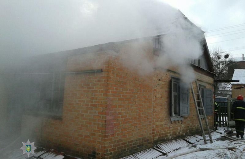 Полтавские патрульные ведрами потушили пожар в горящем доме (фото)