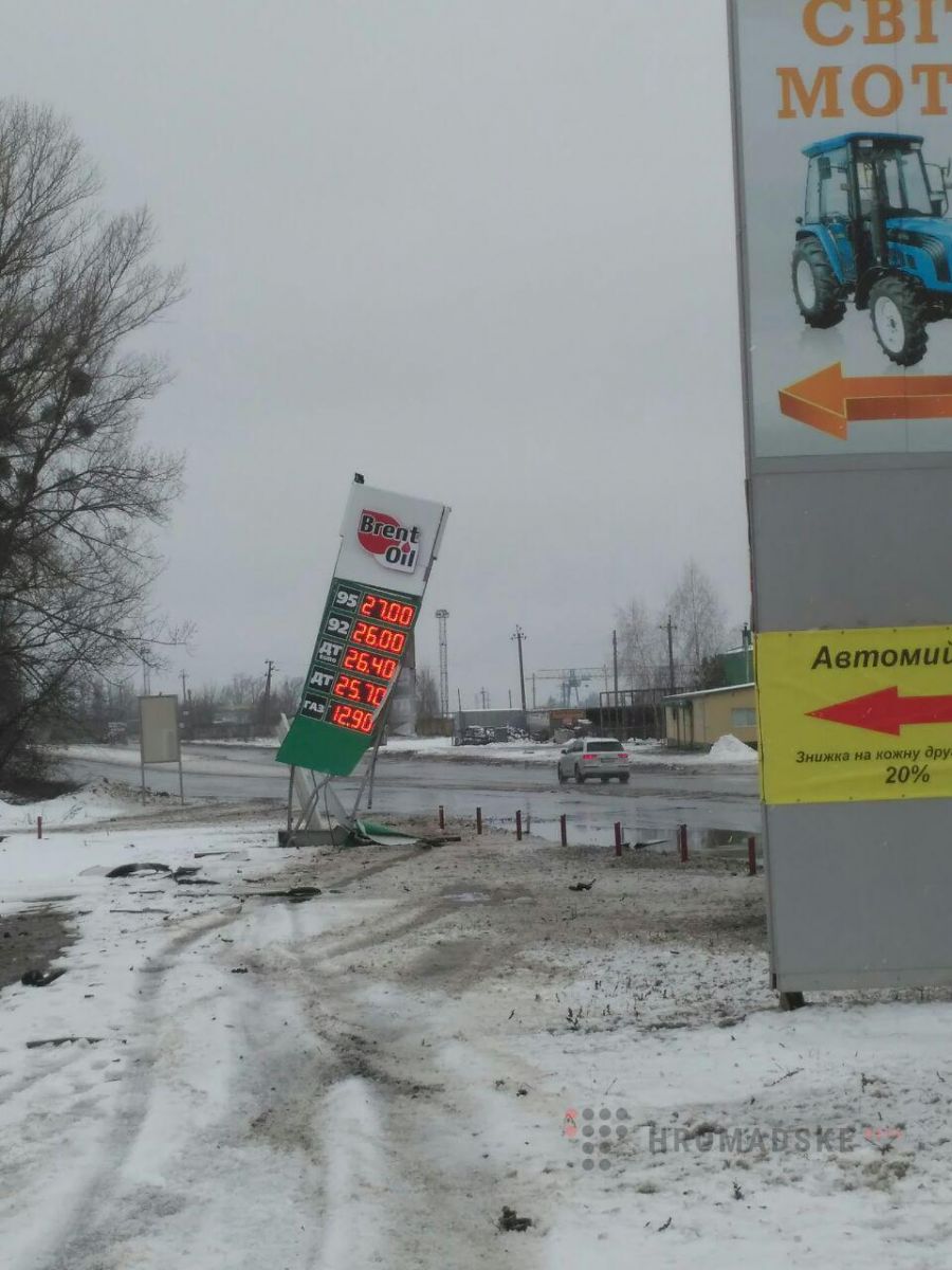 В Полтаве автомобиль влетел в рекламный щит АЗС (фото)