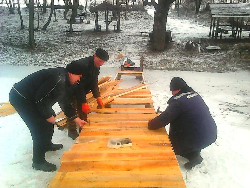 В Пирятинском природном парке строят мостик для посетителей (фото)
