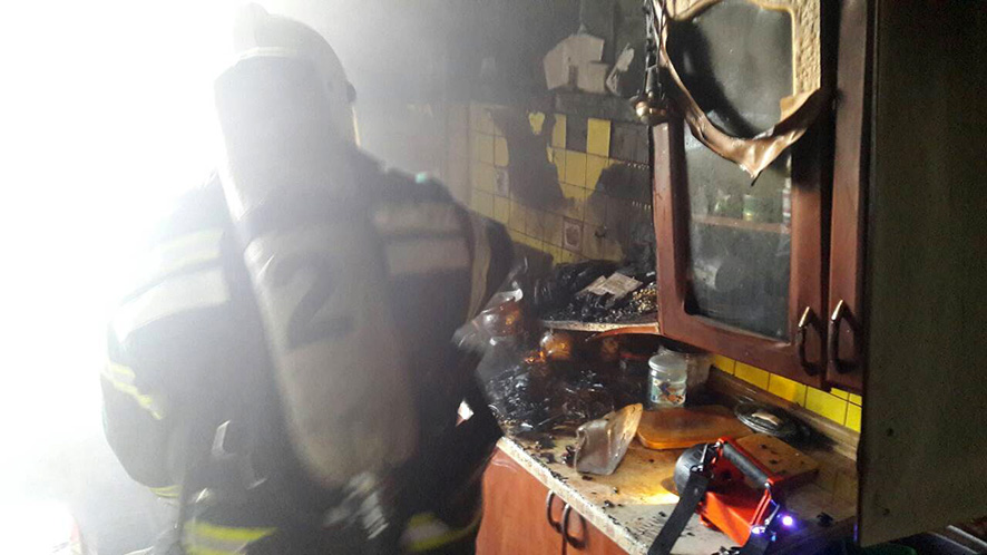 Под Полтавой эвакуировали людей на пожаре (фото)