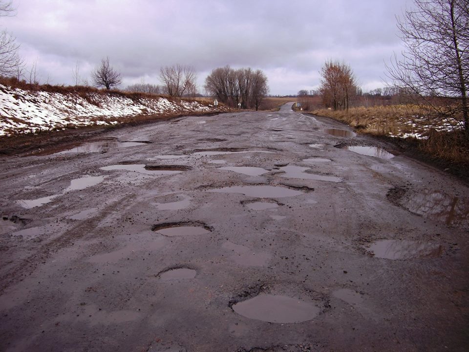 Дорогу в Полтавской области закрыли из-за ям (фото)