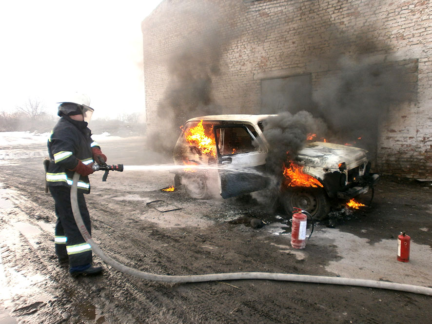 Под Полтавой сгорела машина (фото)