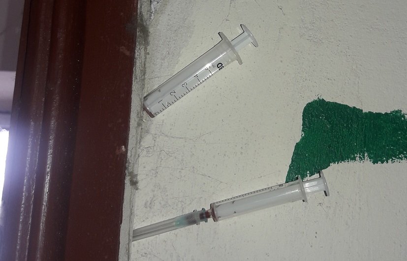 В Кременчуге шприцы с кровью втыкают в двери дома (фото)