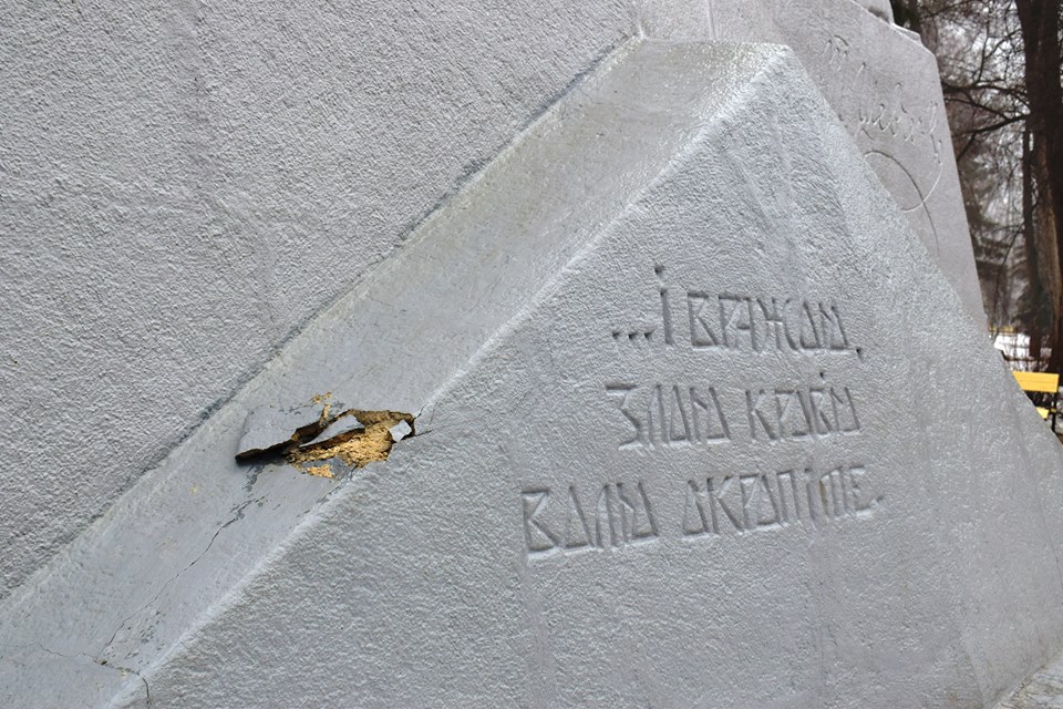 В Полтаве повредили памятник Тарасу Шевченко (фото)