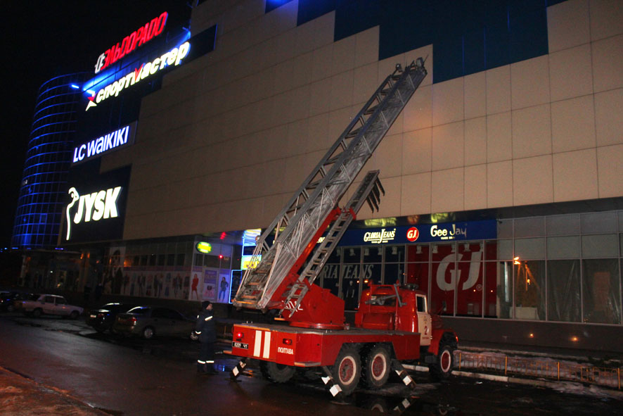 Полтавские спасатели провели учения в торговом центре (фото)