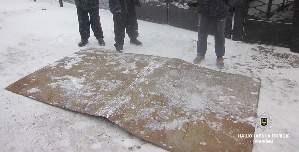 Подростки украли стальной лист весом 100 килограммов (фото)