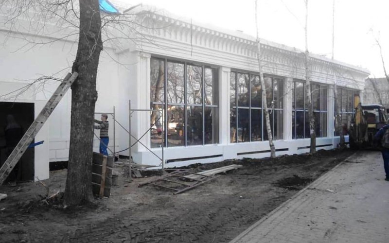Незаконная пристройка в центре Полтавы продолжает строиться