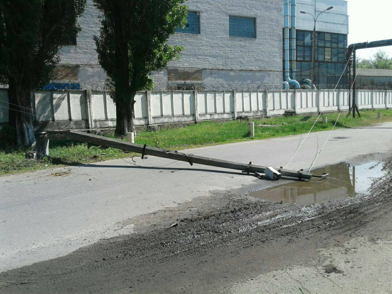 В Полтаве рухнула электроопора (фото)