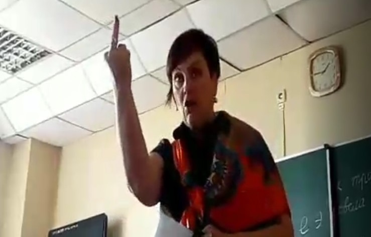 На Полтавщине уволена учительница, показавшая ученикам средний палец