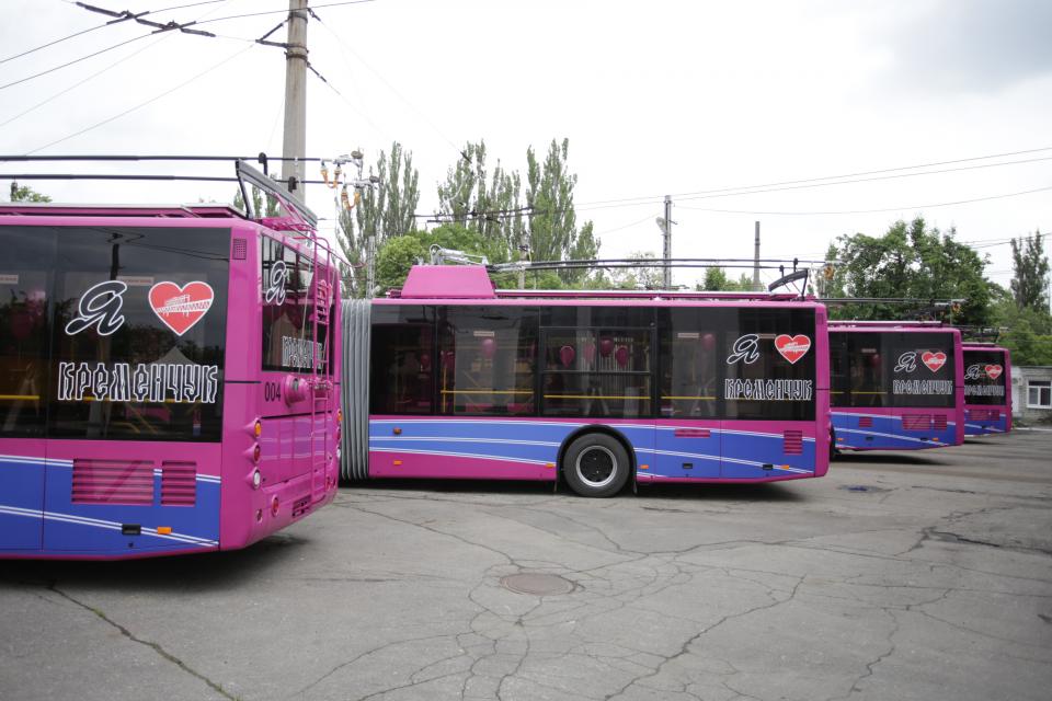 Новые гранатовые троллейбусы на улицах Кременчуга: фоторепортаж