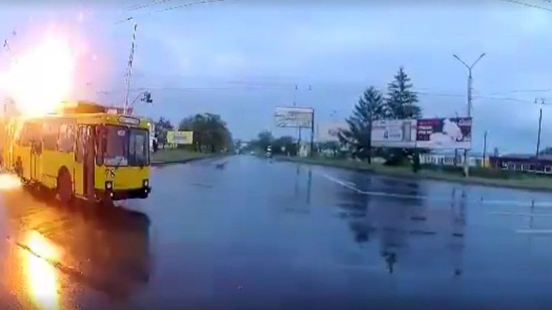 Появилось видео искрящего троллейбуса в Полтаве
