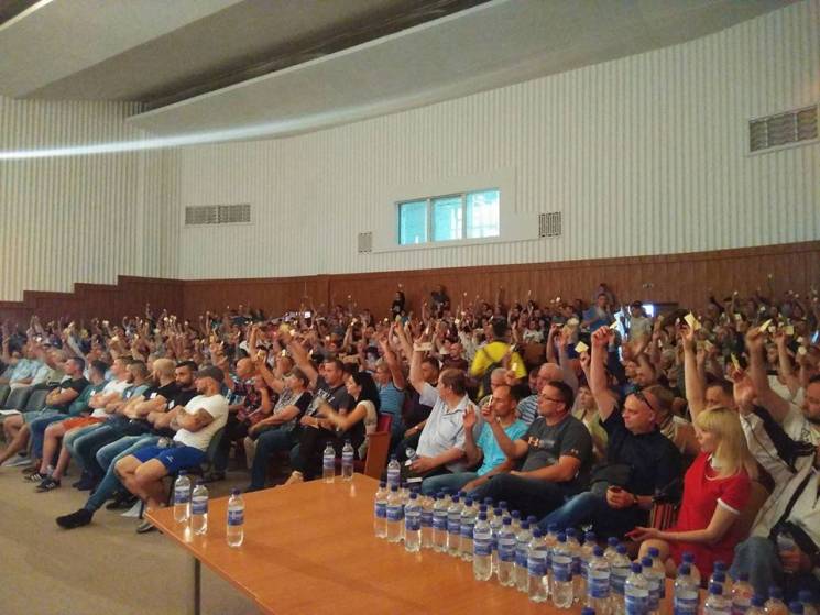 В Полтаве собрались сотни избирателей для отзыва депутатов горсовета