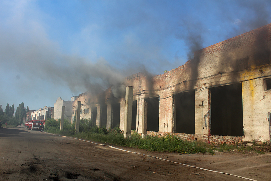 В Полтаве тушили горевшее здание заброшенного завода: фоторепортаж
