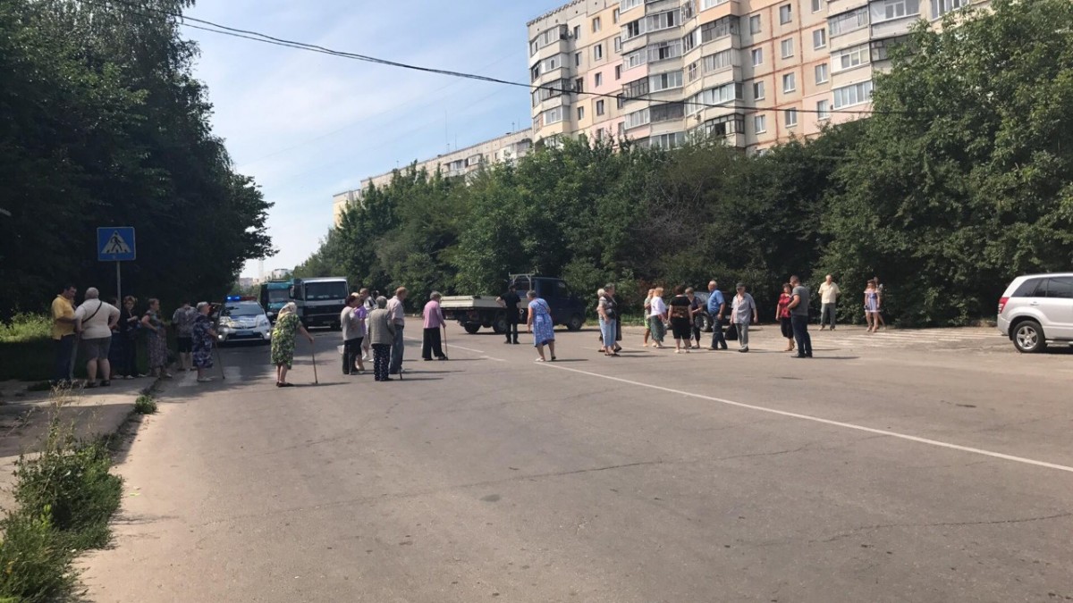 В Полтаве пенсионеры перекрывали дорогу (фото)