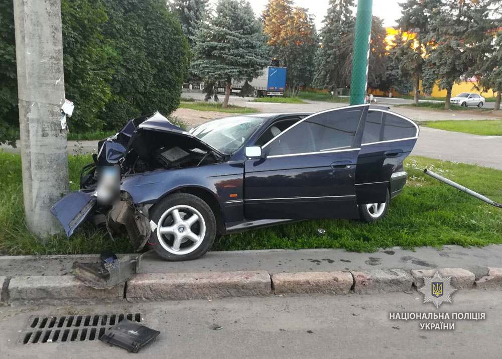В Полтаве BMW врезался в столб: есть пострадавшие (фото)