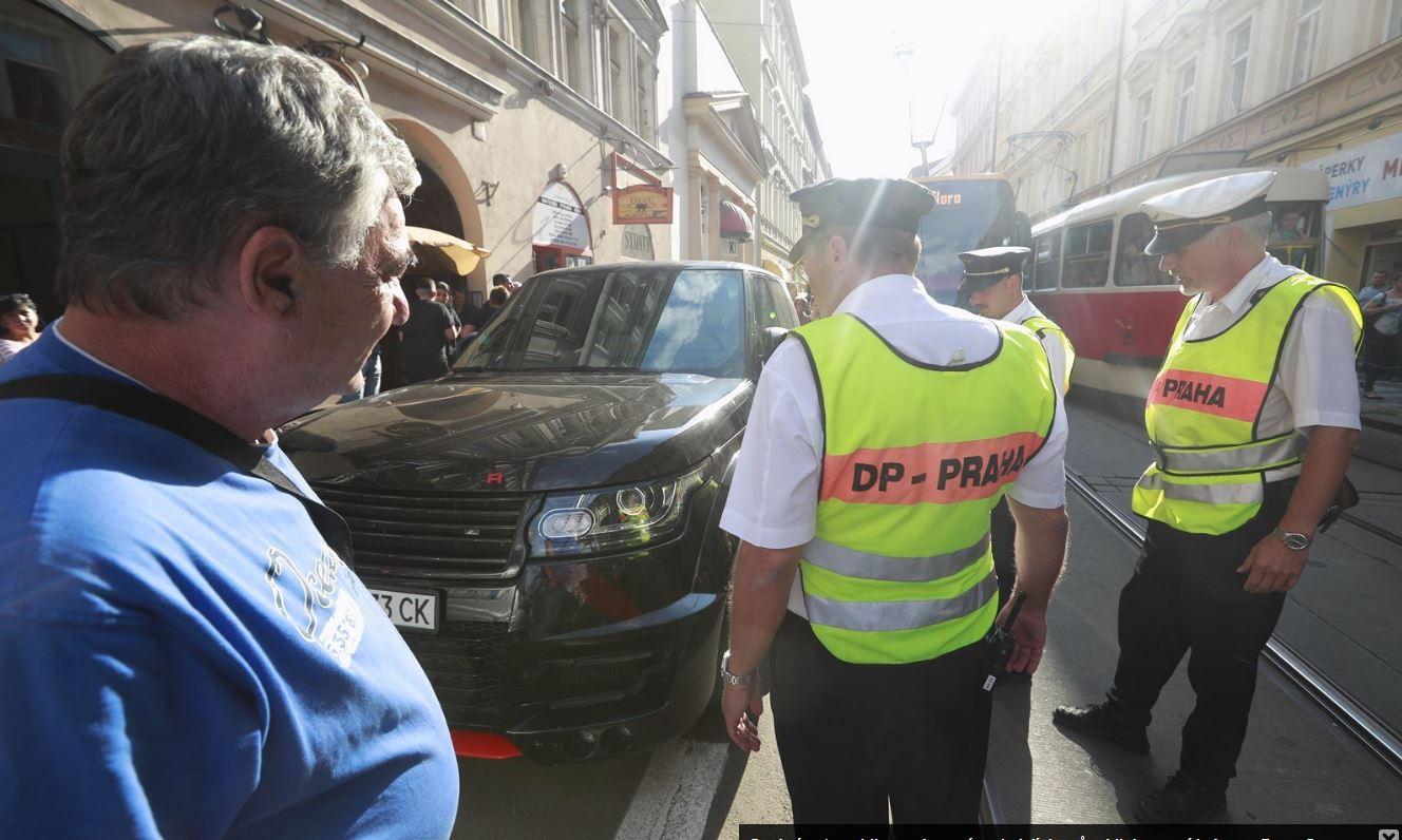В Праге внедорожник с полтавскими номерами заблокировал движение трамвая