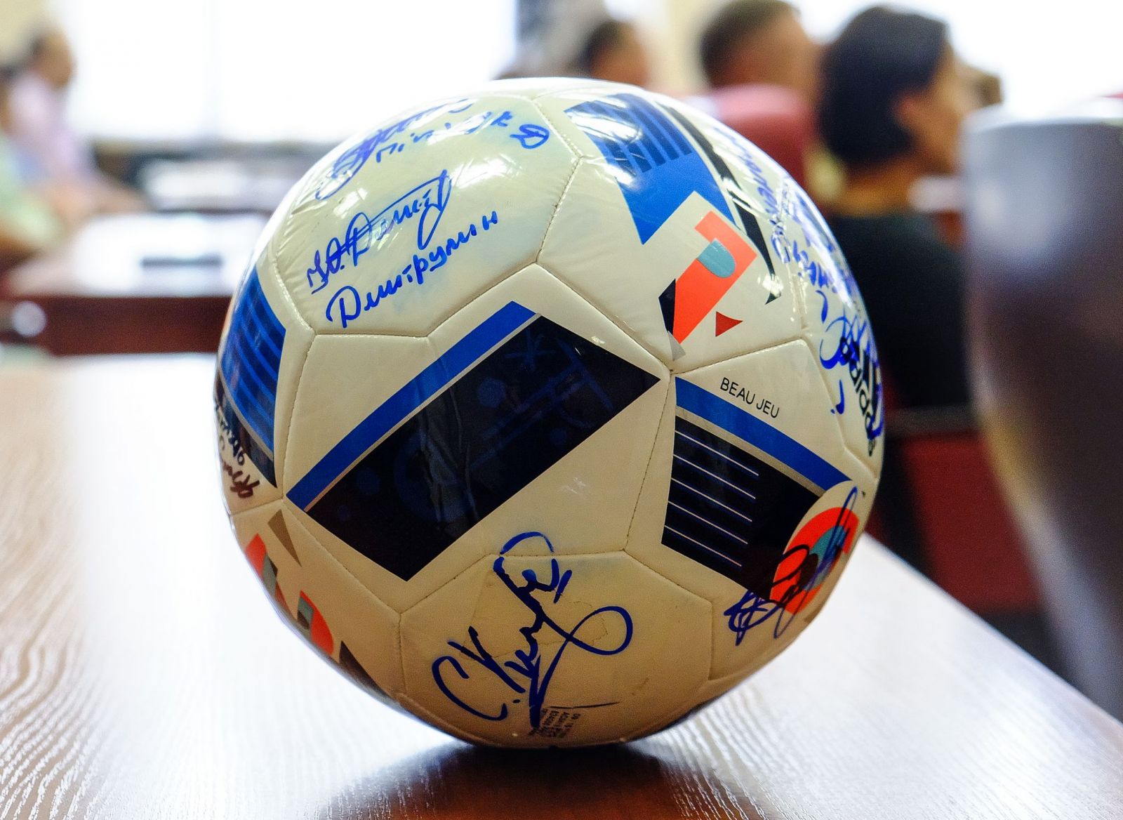 В Горишних Плавнях сохранят мяч с автографами звезд футбола